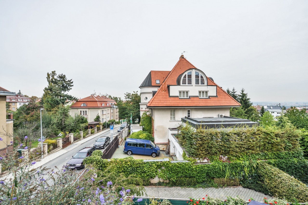 Byt s terasou v diplomatické čtvrti Hanspaulka