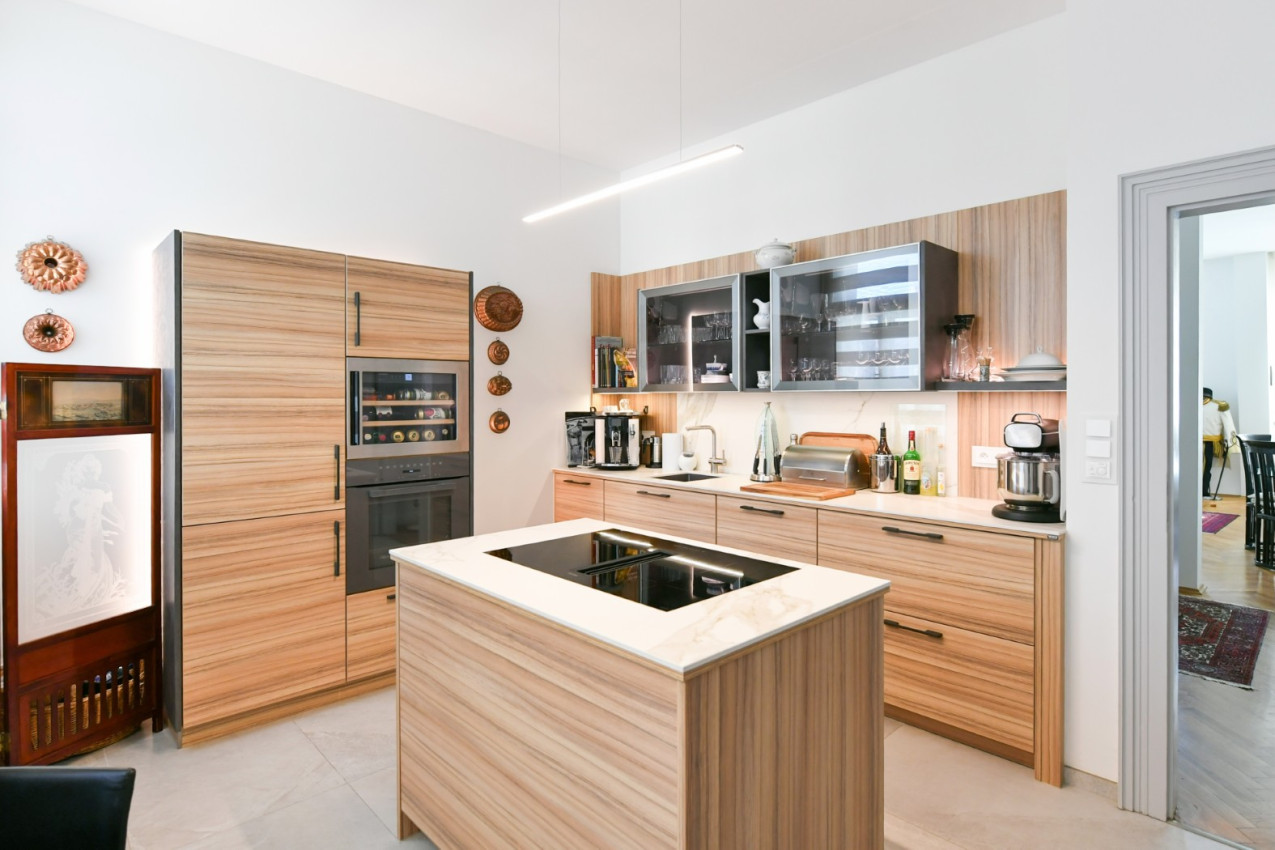 Stylové bydlení v historickém domě na Starém městě s vlastním výtahem a garáží!