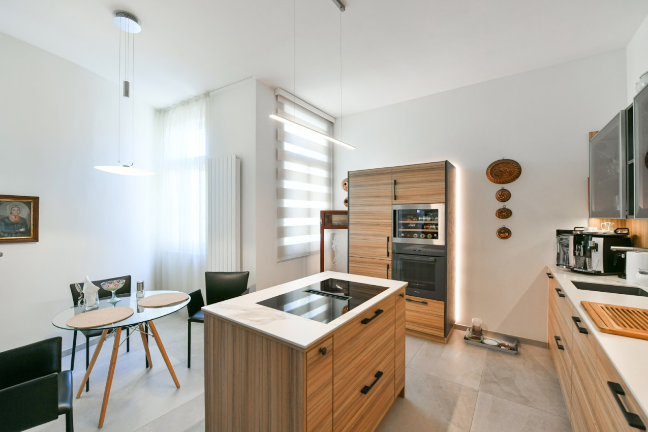 Stylové bydlení v historickém domě na Starém městě s vlastním výtahem a garáží!