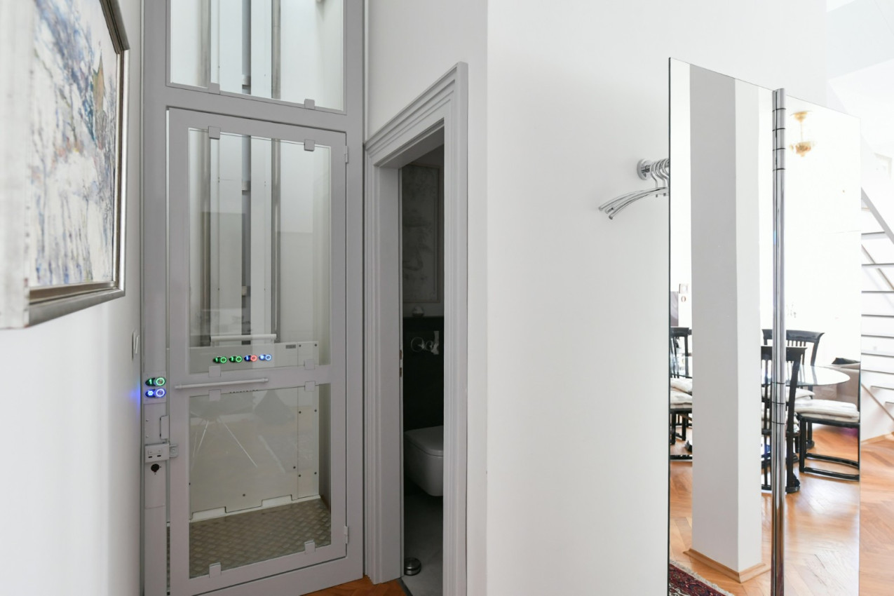 Stylové bydlení v historickém domě na Starém městě s vlastním výtahem a garáží!