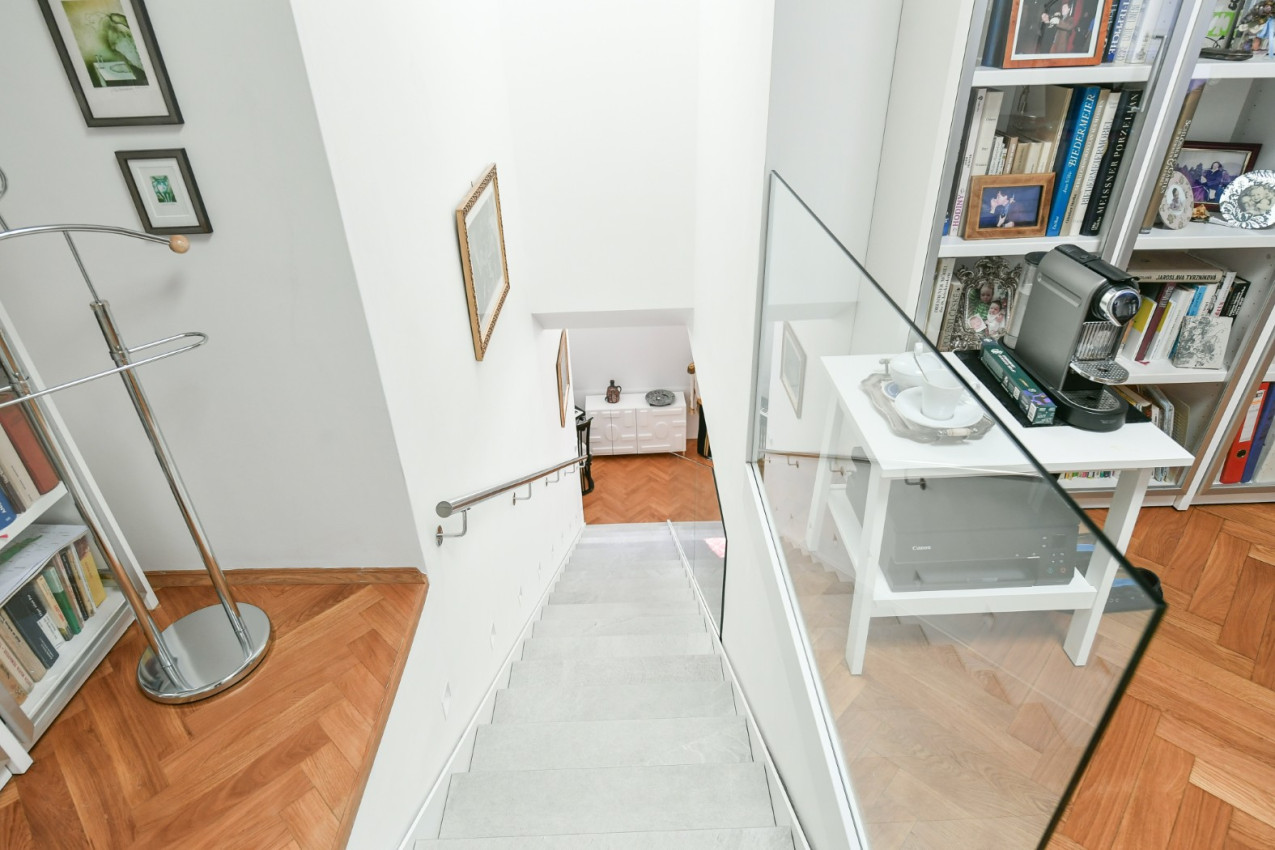 Stylové bydlení v historickém domě na Starém městě s vlastním výtahem a garáží!