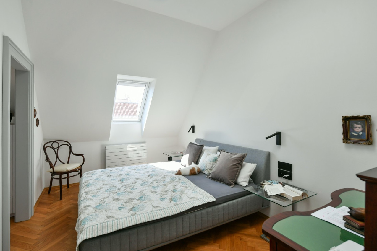 Stylové bydlení v historickém domě na Starém městě s vlastním výtahem a garáží!