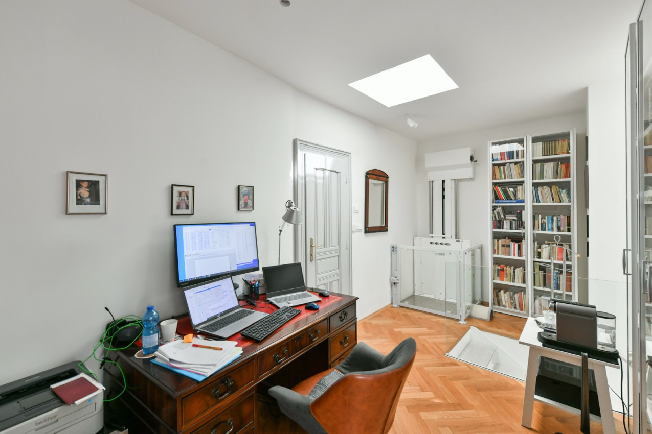 Stylové bydlení v historickém domě na Starém městě s vlastním výtahem a garáží!