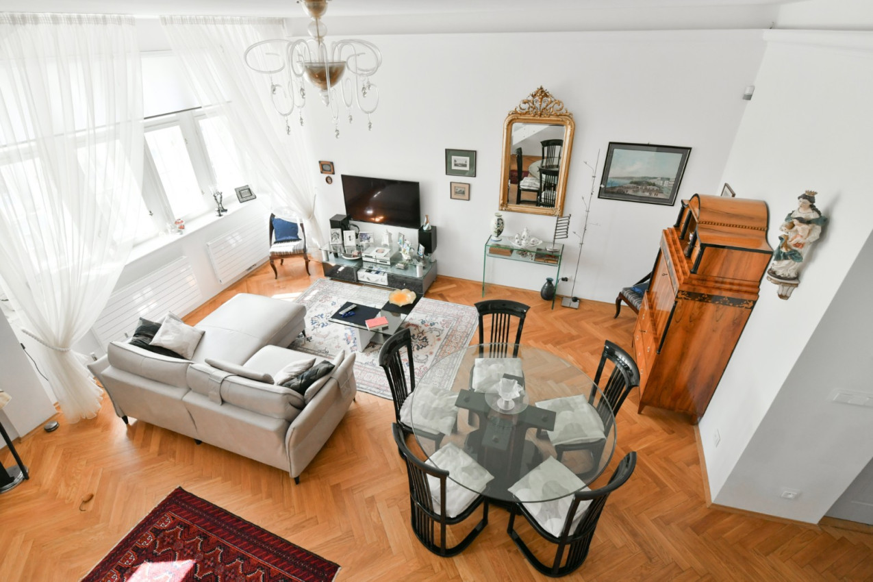 Stylové bydlení v historickém domě na Starém městě s vlastním výtahem a garáží!