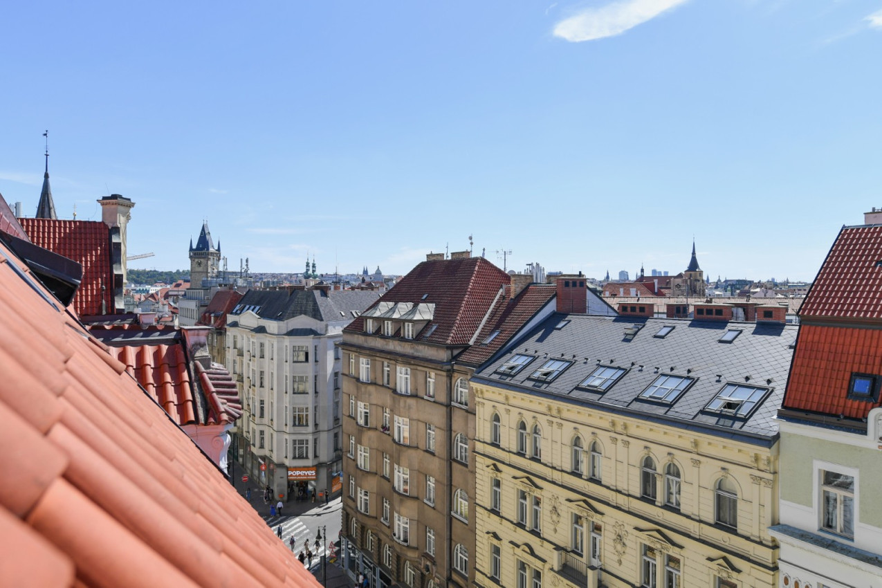 Stylové bydlení v historickém domě na Starém městě s vlastním výtahem a garáží!