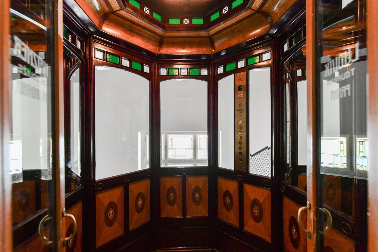 Stylové bydlení v historickém domě na Starém městě s vlastním výtahem a garáží!