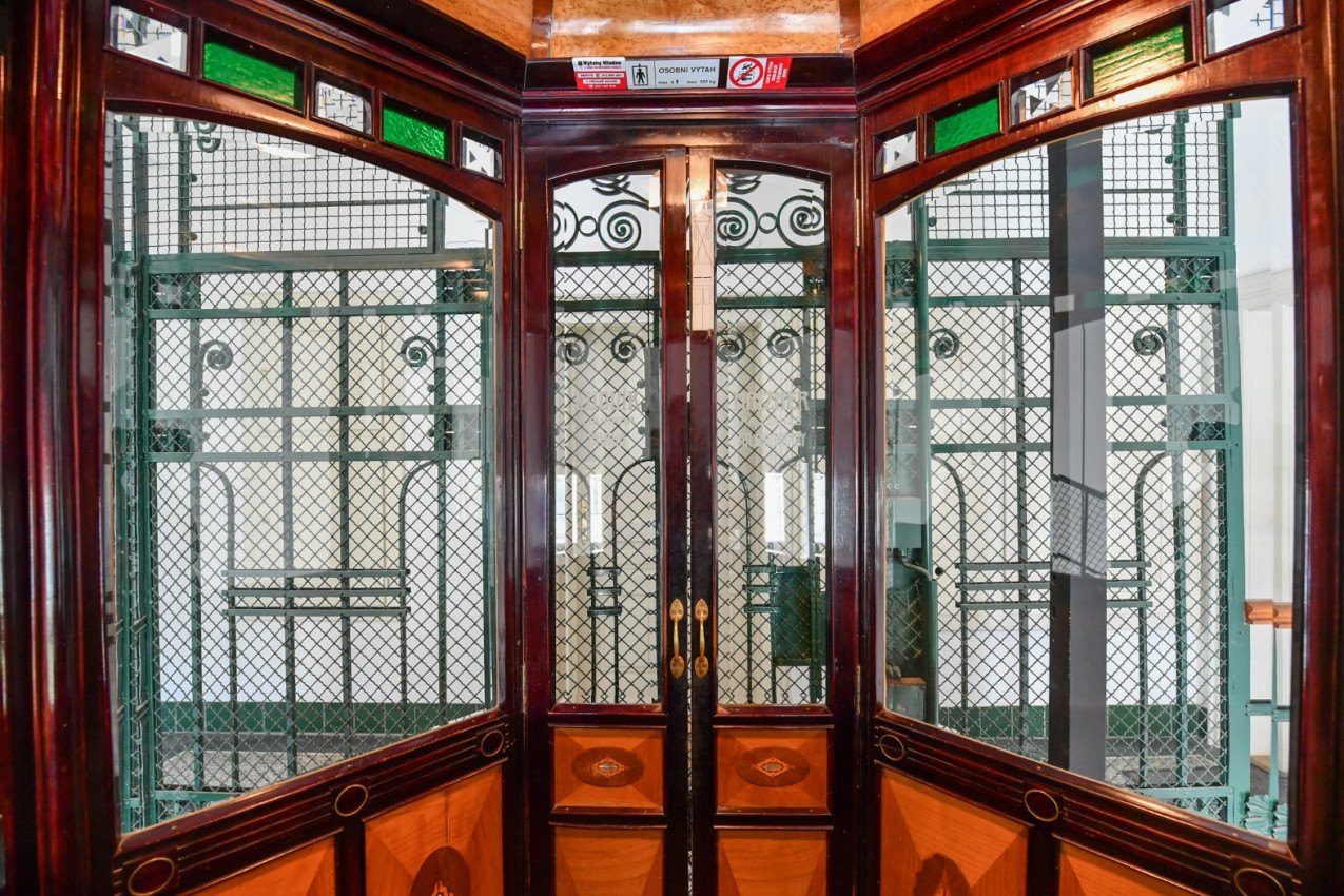 Stylové bydlení v historickém domě na Starém městě s vlastním výtahem a garáží!