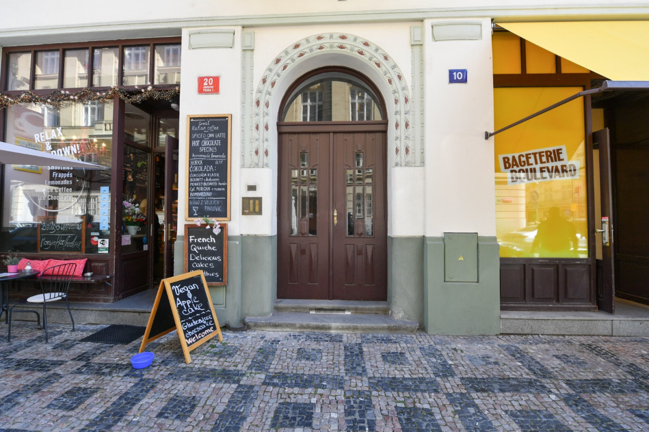 Stylové bydlení v historickém domě na Starém městě s vlastním výtahem a garáží!