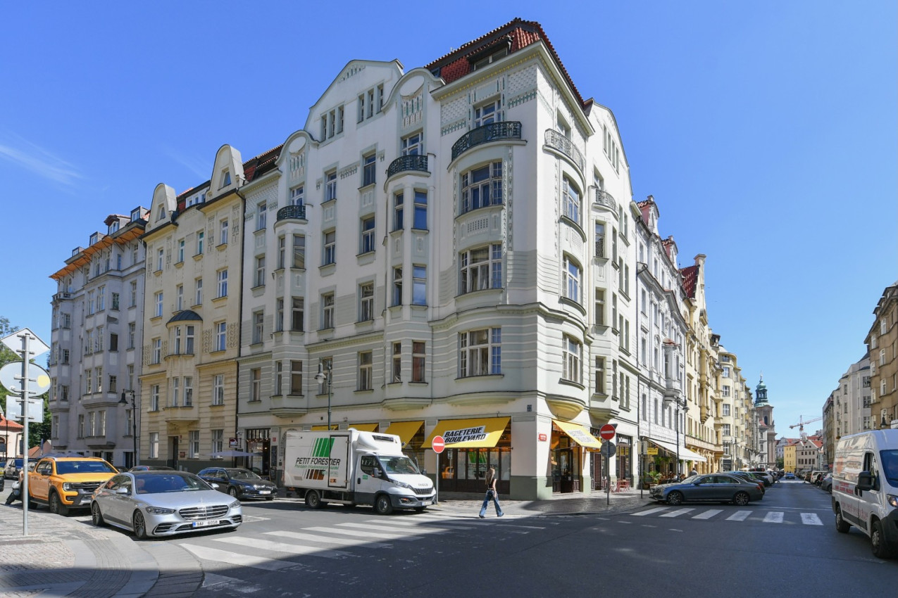 Stylové bydlení v historickém domě na Starém městě s vlastním výtahem a garáží!