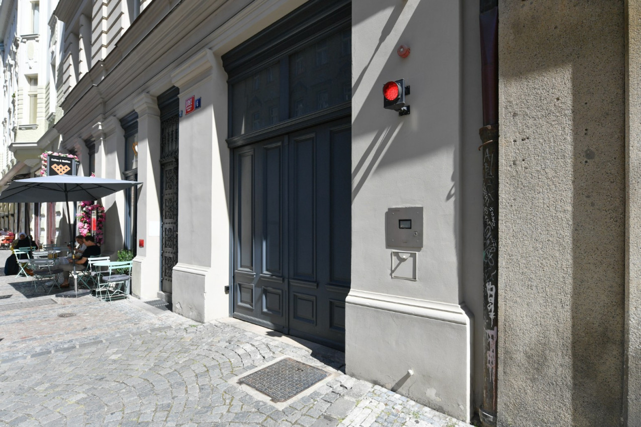 Stylové bydlení v historickém domě na Starém městě s vlastním výtahem a garáží!