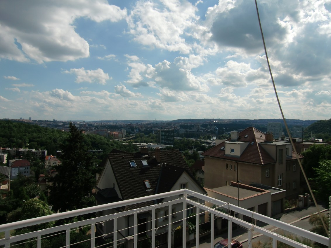 Dům s devíti byty a výhledy na celou Prahu